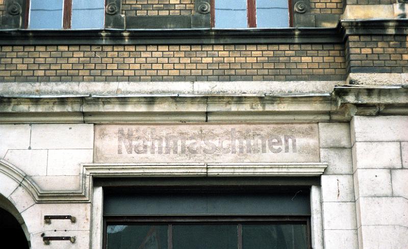 Dresden-Friedrichstadt, Ritzenbergstr. 5, 27.6.1995 (1).jpg - Nähmaschinen